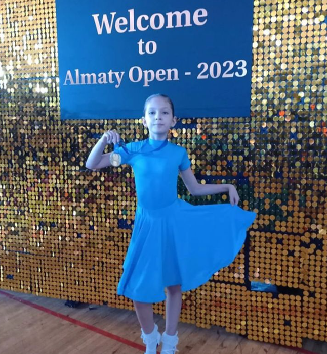 Янбекова Анастасия, ученица 3 класса Б, заняла 1 место на открытом чемпионате города по танцевальному спорту. Настя выступала среди начинающих. Это её первая победа!