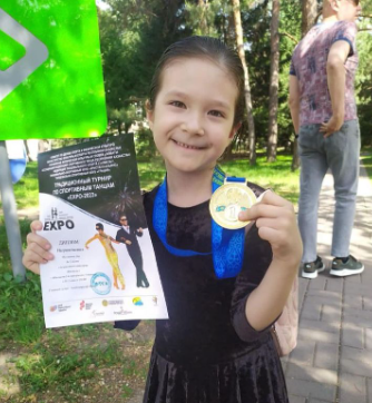 Муслимова Айя ученица 1 “Г” класса заняла 1-место  на Традиционном турнире по бально-спортивным танцам.