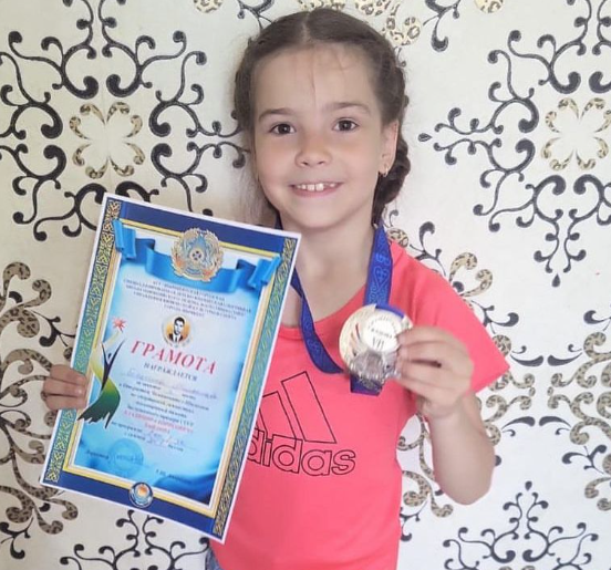 Ученица 1 «В» класса Балакина Миласлава заняла 1 место в открытом чемпионате в г. Шымкент по спортивной гимнастике.