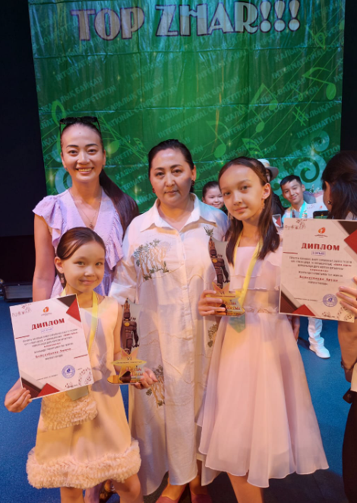 В номинации "Көркем Сөз"- "Художественное слово" Бейсетбаева Амина, ученица 4 Б класса, награждена Дипломом Гран - при, Бейсетбаева Аруна, ученица 6 Д класса, премирована  Дипломом 1 степени.
