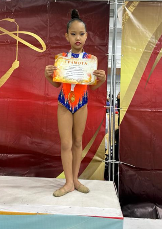 Дабыржан Амира , ученица 3 «Е» класса, заняла 1 место в открытом областном турнире Федерации гимнастики Жамбылской области по художественной гимнастике.