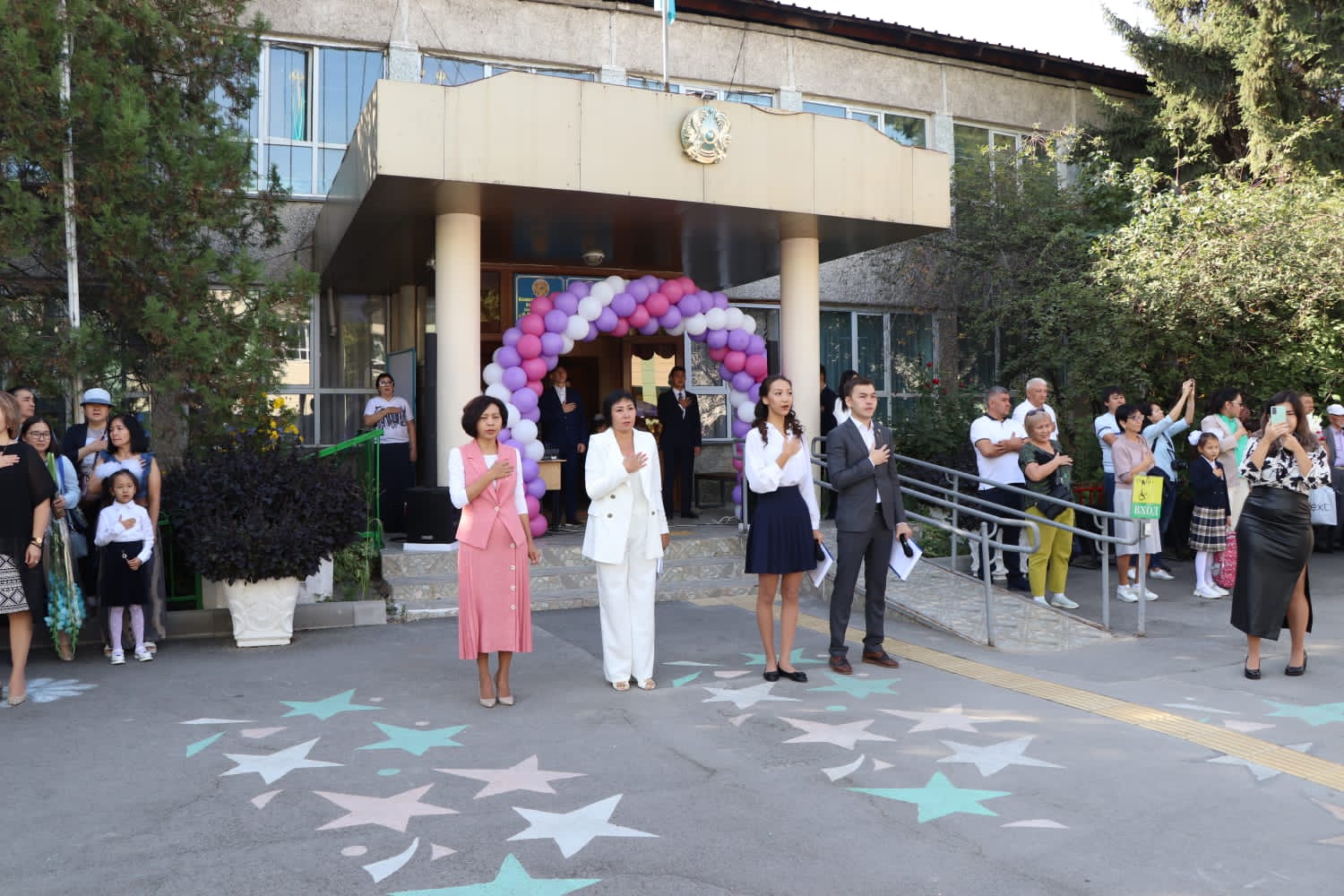 В КГУ 132 прошла торжественная линейка и классные часы "Стремление к знаниям, трудолюбие и патриотизм"