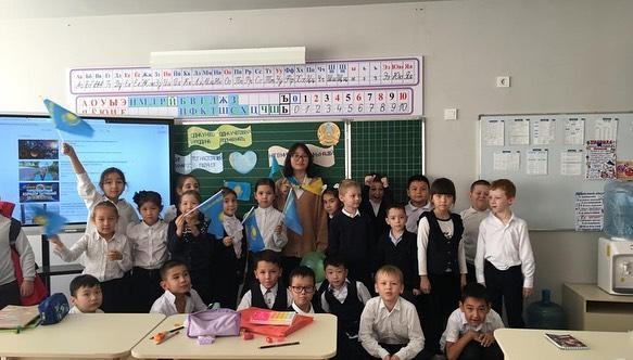 22.10.2022 г актив учеников среднего звена поздравили учеников младших классов с наступающим праздником -Днём Республики Казахстан. В своём выступлении ребята рассказали об истории праздника , о знаменитых казахстанцах, прочитали стихи о Казахстане .