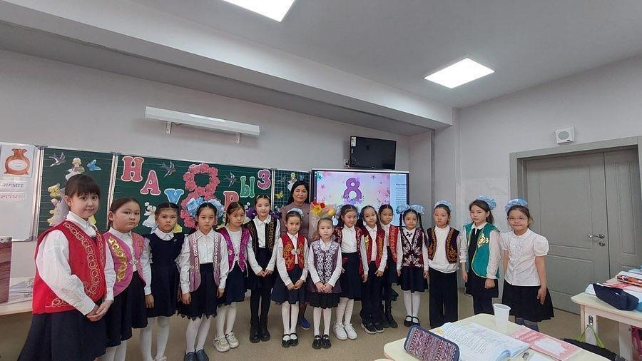2"Ә" сынып ұлдары 8 наурыз мерекесімен сыныптың ару қыздарын құттықтады. Сондай-ақ әжелері мен аналарына арнап тақпақ айтты. Ізгі тілектерін арнады