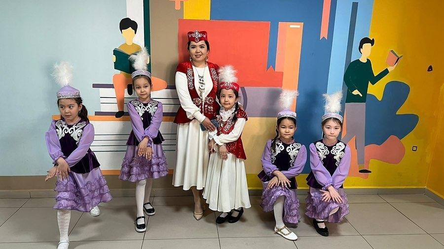 Қыз бала-ананың айнасы, әкенің үкілеген үміті. Ол барлық әдемілік пен әсемдікті, өнер мен талғамды  анасынан  сіңіреді.  Әлемді анасы арқылы таниды. Маңайындағы бар  әдемілікке анасының көзімен қарайды. Ендеше кешегі  Зере мен  Ұлжандай текті  аналар