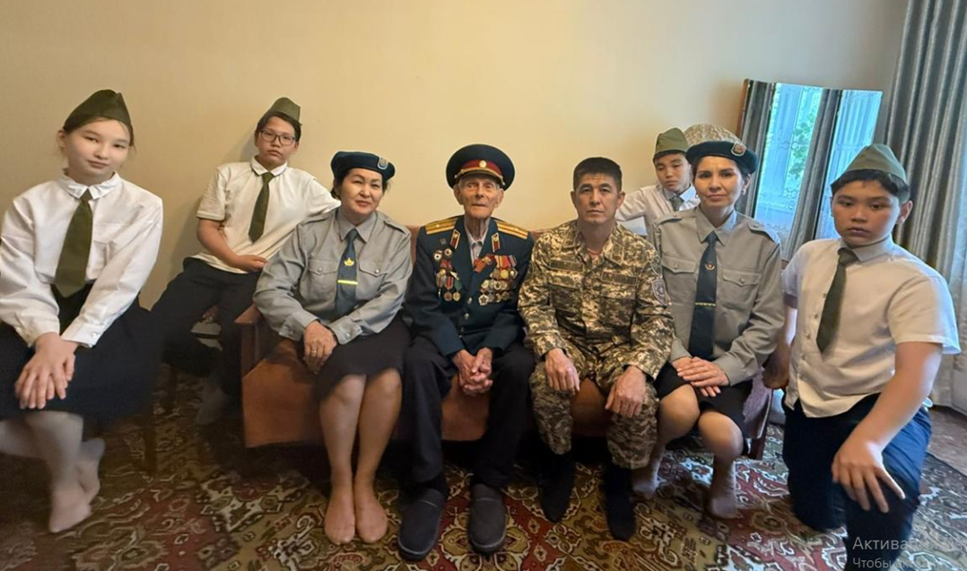 Ұлы Отан соғысының ардагерімен кездесу/Встреча с ветераном Великой Отечественной войны